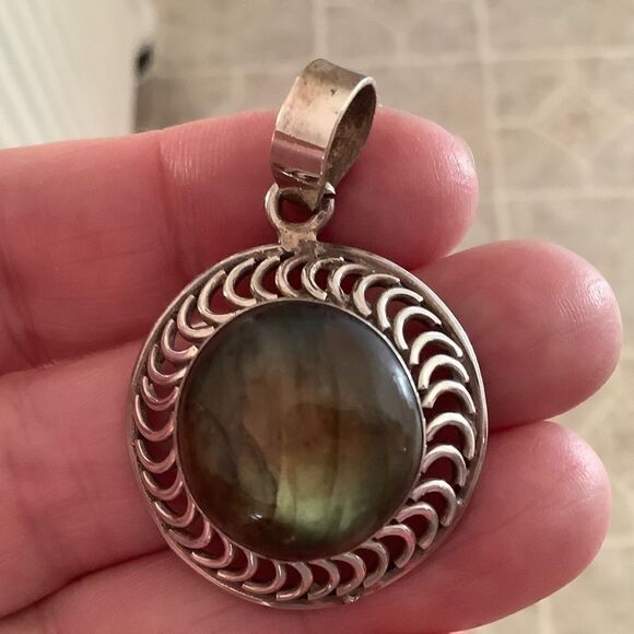 𝅺sterling SILVER 925 ROUND LABRADORITE STONE PENDANT​ - Picture 1 of 7